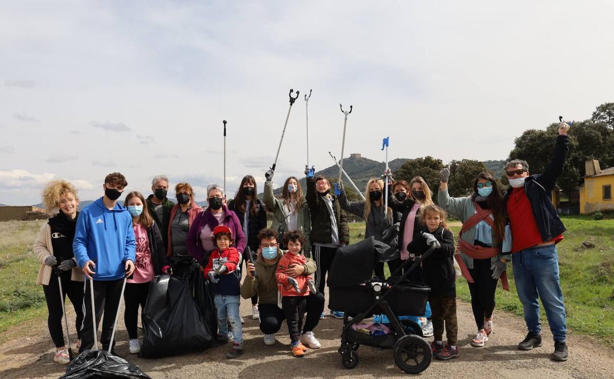Los voluntarios medioambientales recogieron este sábado mas de 86 kg de basura
