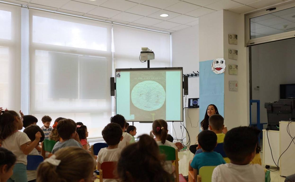 El alumnado de educación infantil del CEIP «Fray Juan de Herrera» visita la Biblioteca Municipal
