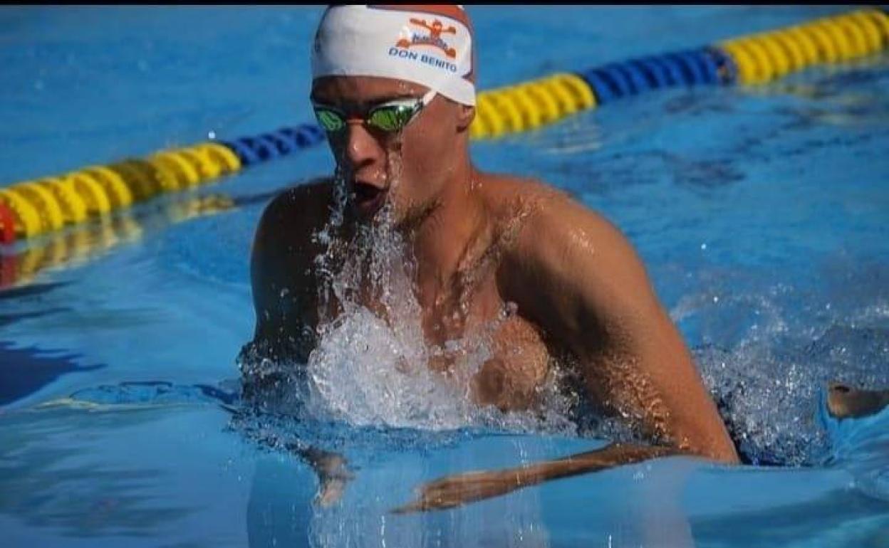Carlos Alcázar logra tres medallas en el XXXV Campeonato de Extremadura de Natación