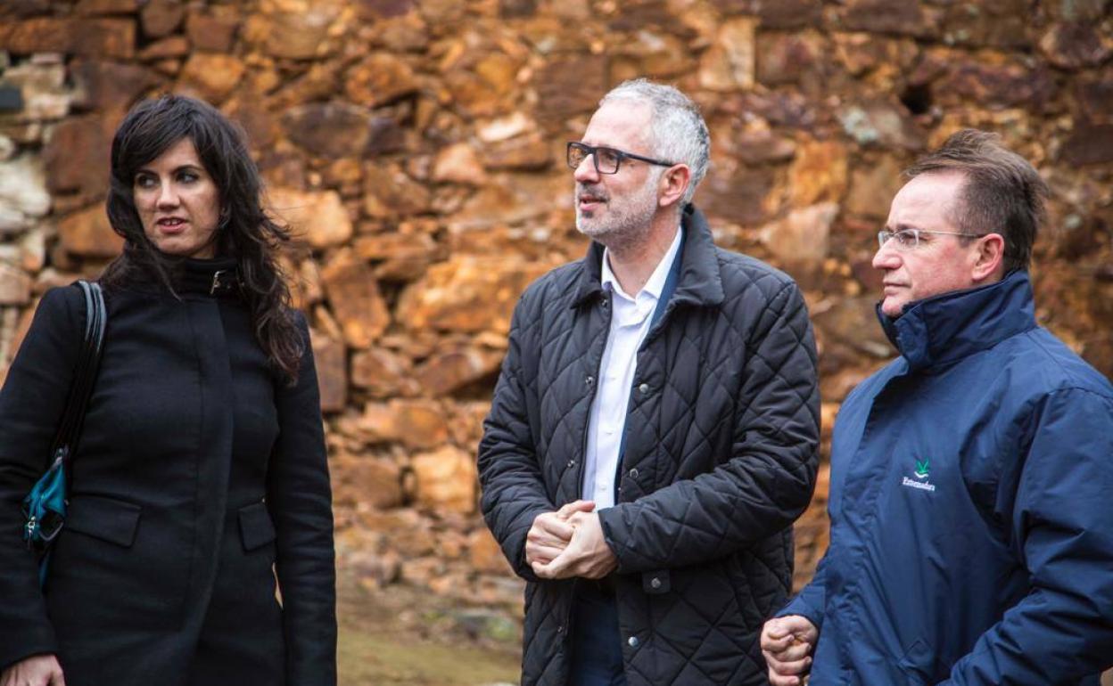El Alcalde de Herrera del Duque, Saturnino Alcazar Vaquerizo junto con el director general de Patrimonio, Francisco Pérez Urban y la secretaria general de Cultura, Miriam García Cabezas.