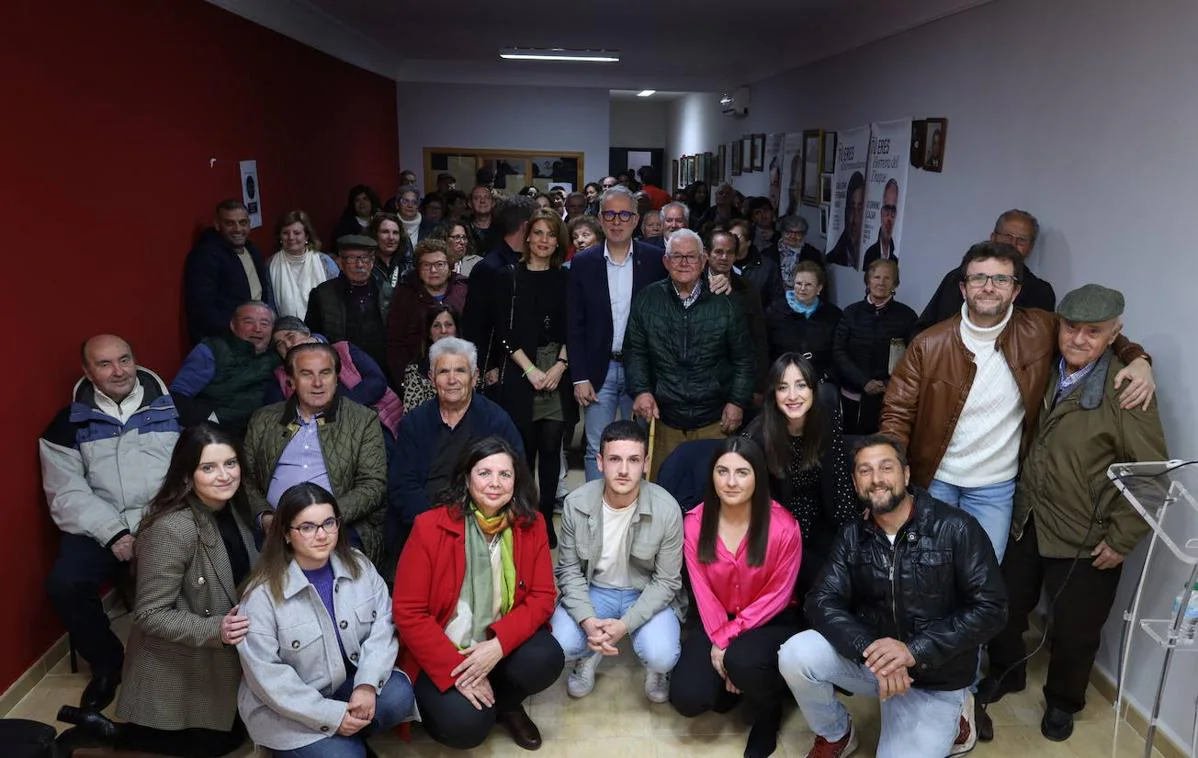 Los candidatos del PSOE Herrera del Duque junto a simpatizantes