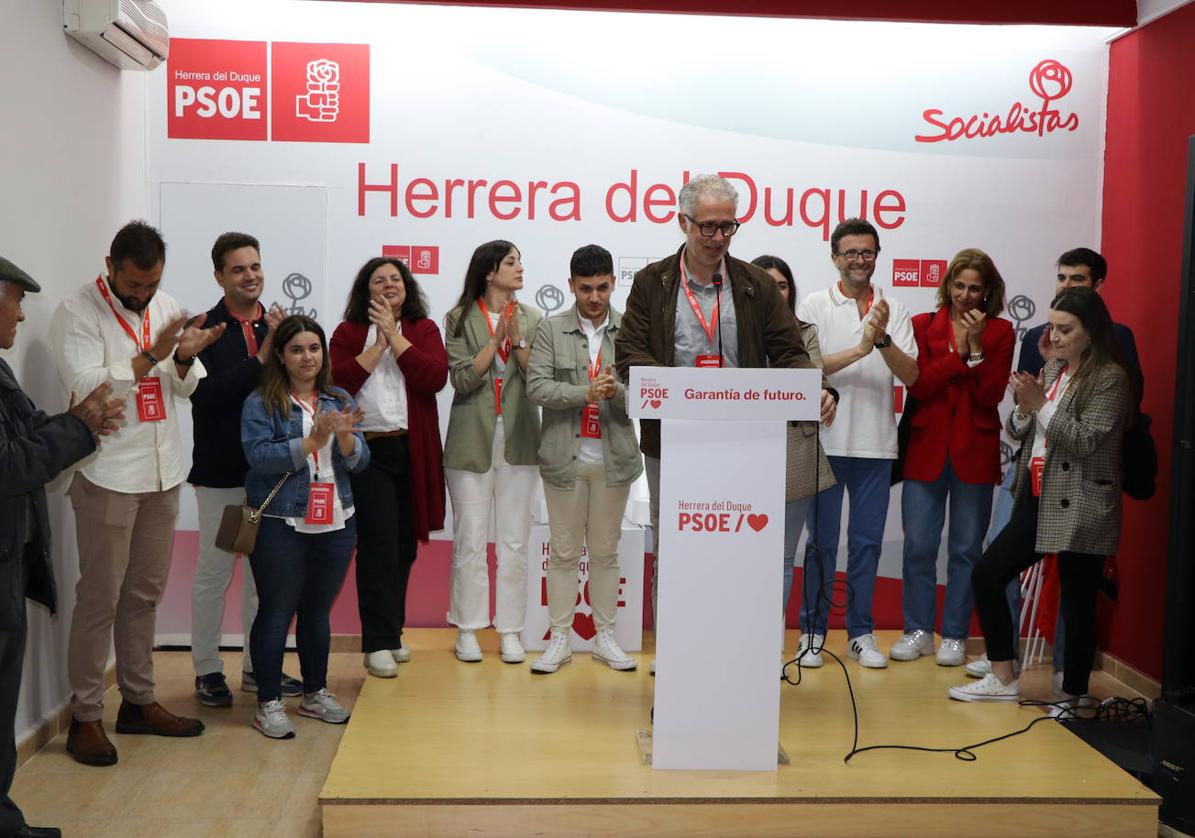 Saturnino Alcázar junto con los miembros de la lista despues del reconteo de votos.