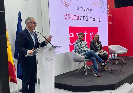 El alcalde de Herrera del Duque en Fitur 2024