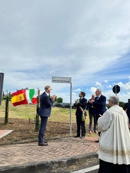 Saturnino Alcázar junto al alcalde italiano