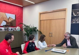 Candela Peña y Daniela Bermejo junto al alcalde y su entrenador