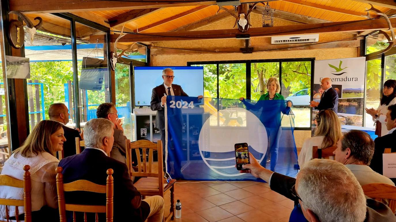 Saturnino Alcázar recibe la Bandera Azul de Peloche en el acto de Entrega de Bandera Azul 2024