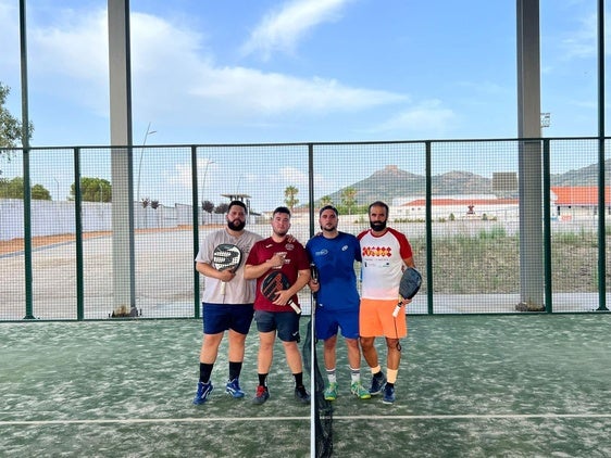 Fotografía de los campeones y subcampeones del torneo