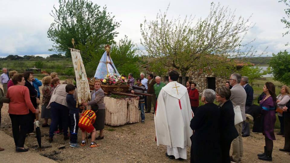 La Viergen del Espino llega a la Iglesia de Peloche para pasar una semana con fieles devotos
