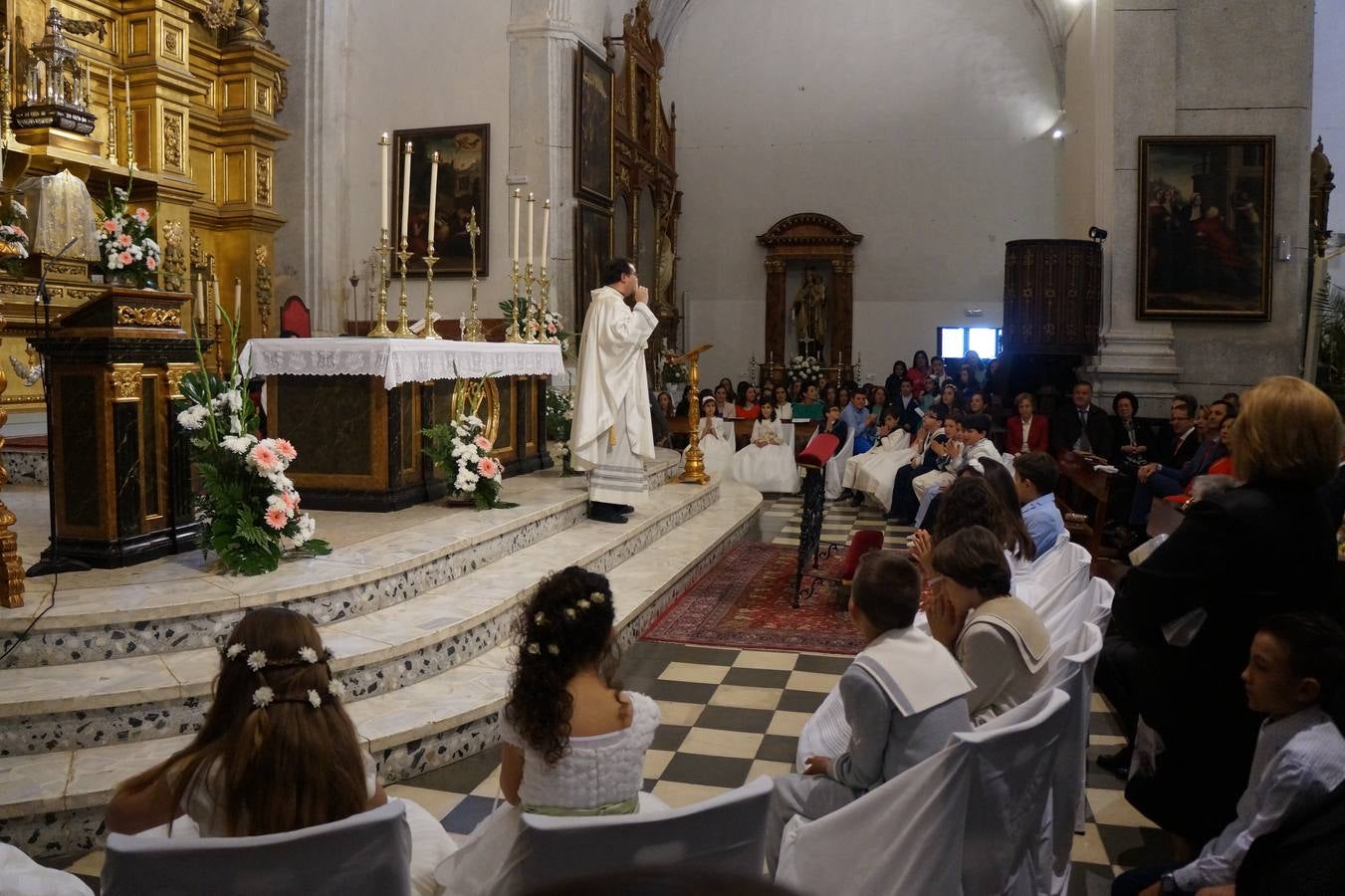 Menores durante la liturgia. 