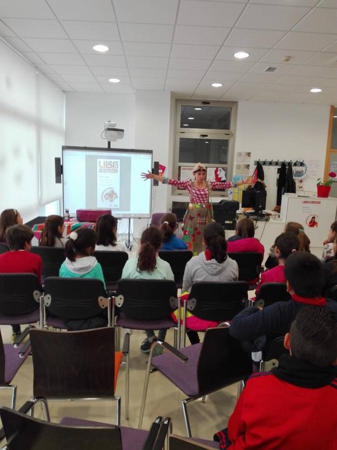 Maricuela con alumnos en biblioteca.