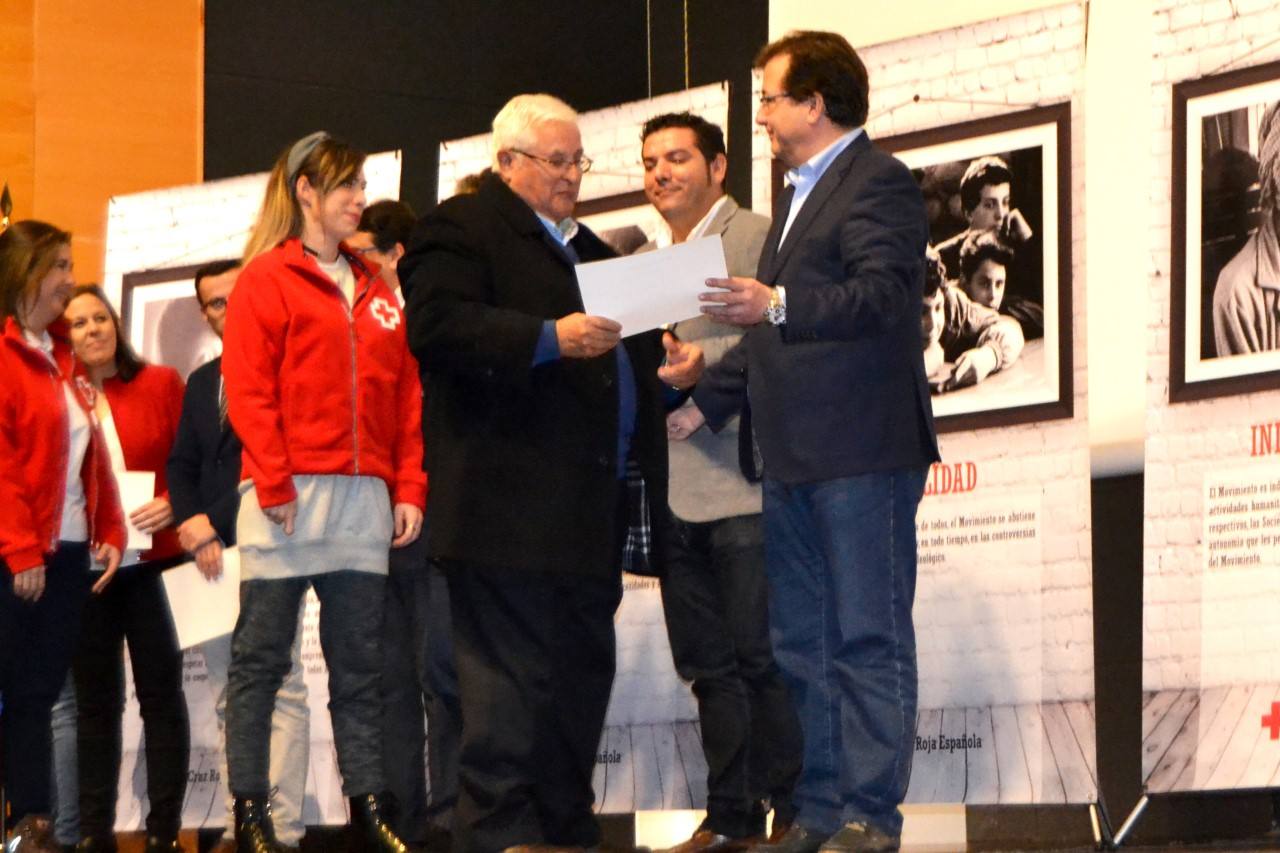 Simón Gutierrez recibe el reconocimiento de manos de Vara. 