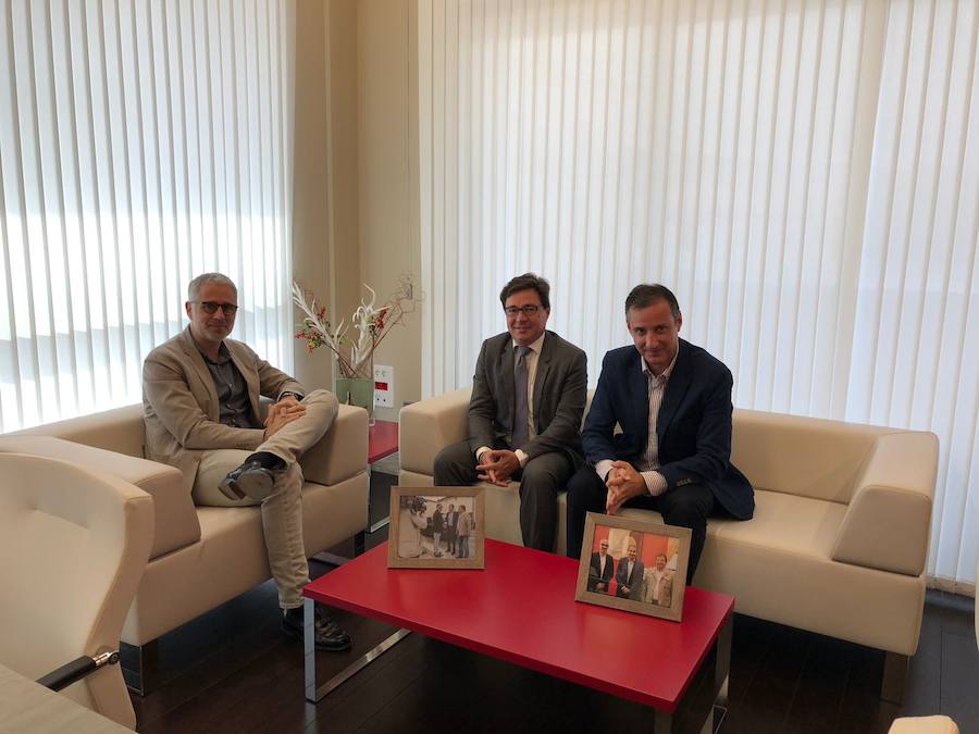 El alcalde de Herrera, Saturnino Alcázar (dcha) con directivos de Telefónica./AYTO DE HERRERA
