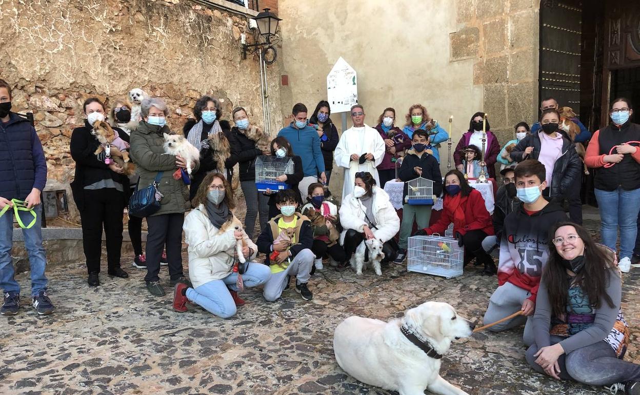 El párroco bendice a los animales, el día de su patrón San Antonio Abad