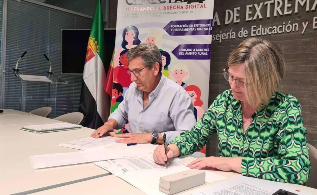 El secretario general de Empleo Javier Luna y la directora de AUPEX, Josefa Moreno 
