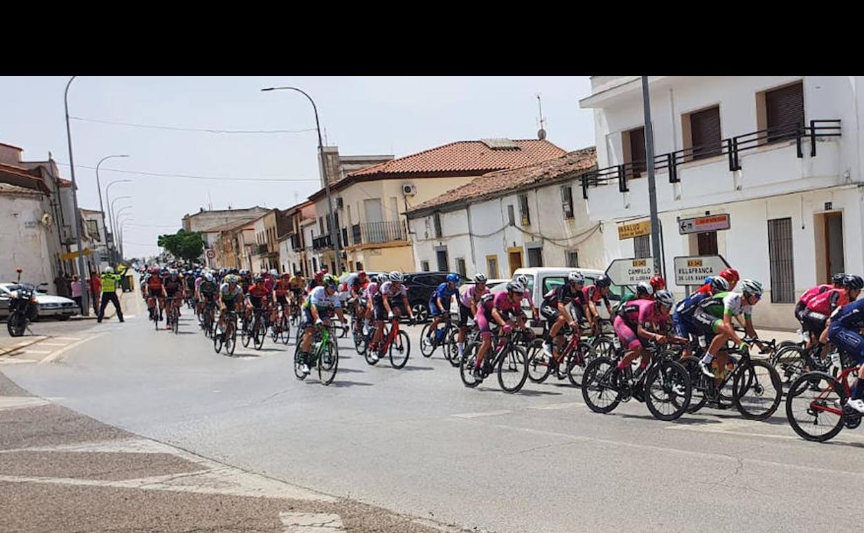 Los hornachegos salen a presenciar la «Vuelta Ciclista a Extremadura»