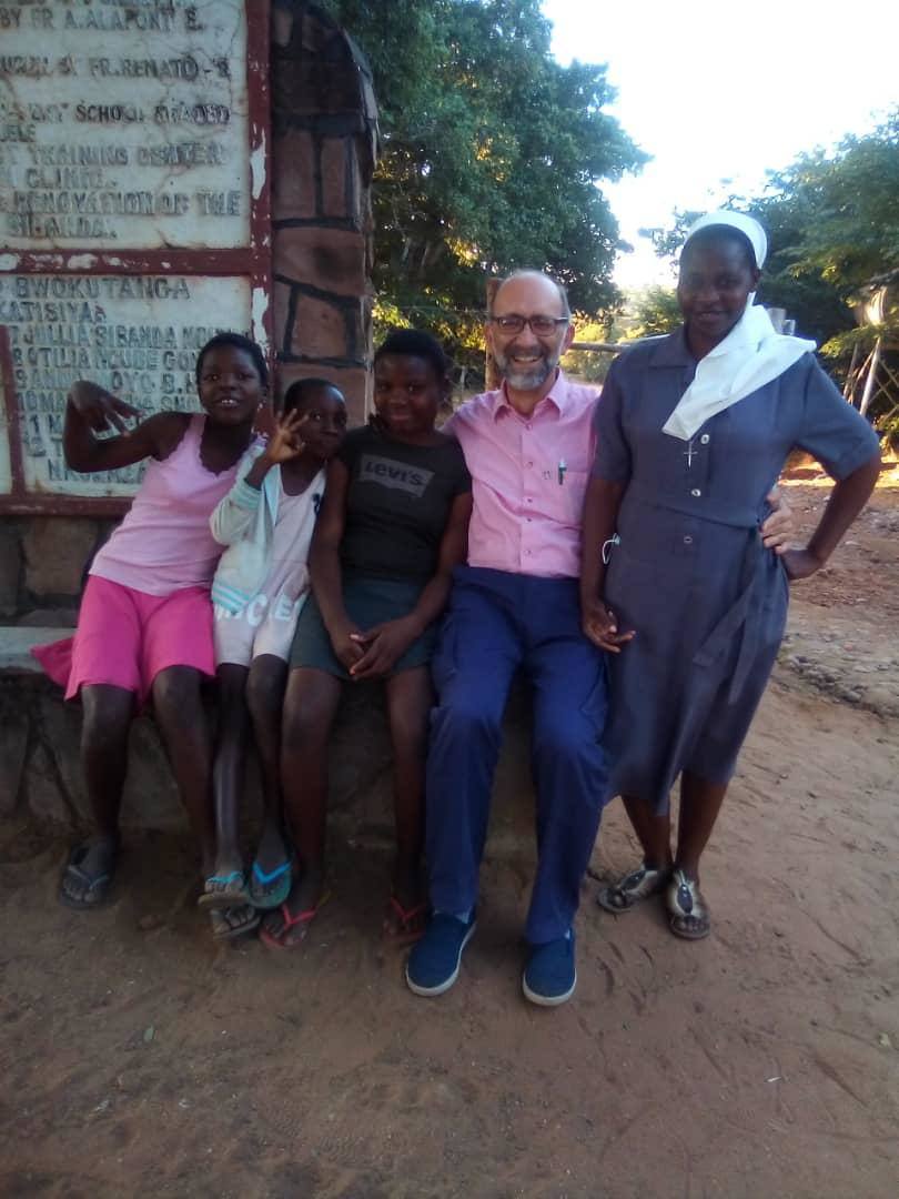 Nemesio Frías acompañado de colaboradores Zimbabwe 