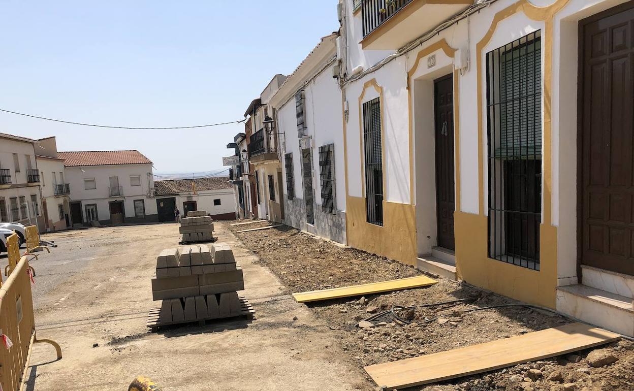 Continúan a buen ritmo las obras de urbanización de la calle Hernán Cortés