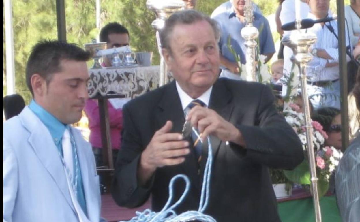 La Hermandad de la Virgen de los Remedios nombra a Antonio Cáceres como «Hermano Mayor Honorario» en reconocimiento a su labor realizada durante 28 años