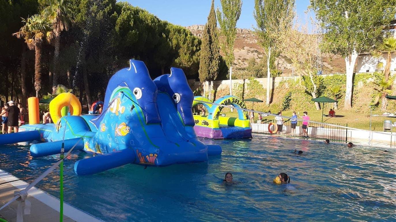 Con la «fiesta del agua» y competiciones deportivas finaliza la temporada de baños en la Piscina Municipal