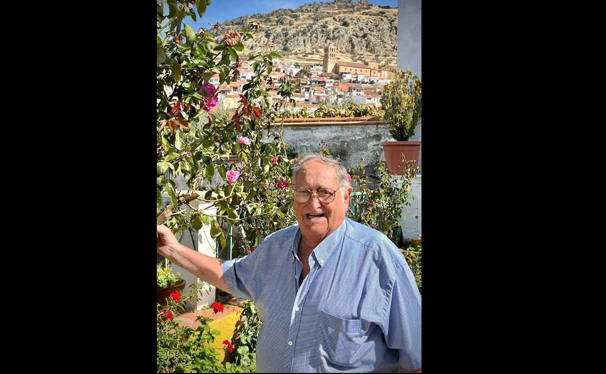 Francisco Penco Prior, el Panadero «mas veterano de Hornachos»,…. a los jóvenes les diría «que a pesar de las dificultades, con ilusión y ganas, se pueden conseguir logros y unidad»