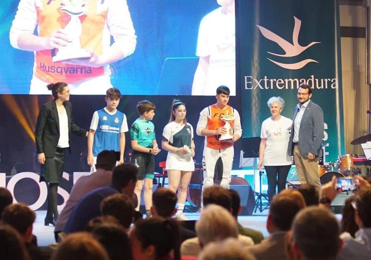 El alcalde hace extensivo el Premio a la mejor Entidad Local en los «Premios Extremeños al Deporte» a todos los clubs y asociaciones deportivas locales