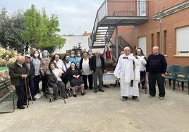 Usuarios de la Residencia y trabajadoras