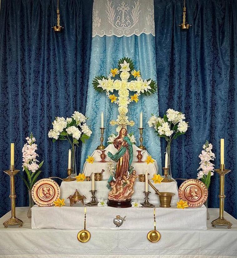 La tradición de las «Cruces de Mayo» se resiste a desaparecer gracias al empeño de algunos particulares como la familia Penco Valverde
