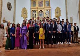 Jóvenes confirmados junto al Arzobispo Don Celso Morga