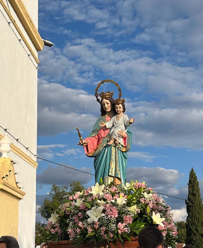 La imagen de María Auxiliadora procesiona por la localidad