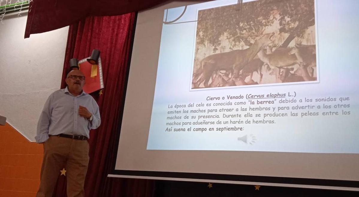 Antonio Gabaldón presenta en Peñarroya -Pueblonuevo su libro «Vertebrados en el Entorno de Hornachos»