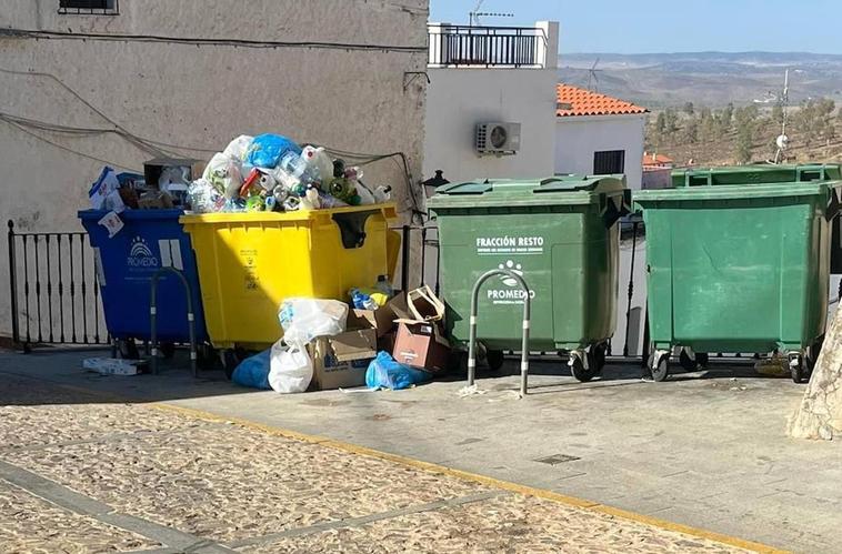 El PP de Hornachos reprocha que el Ayuntamiento deje que basura y todo tipo de residuos se acumulen en los contenedores y su entorno sin recoger