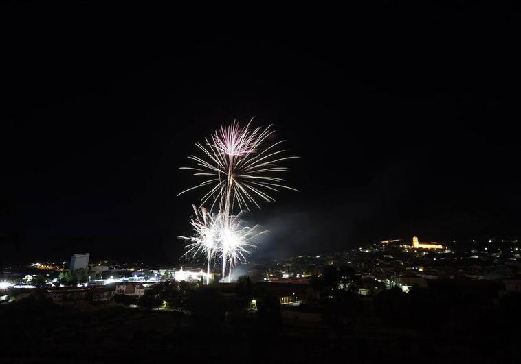 Con los Fuegos Artificales, y el concierto de la Banda Municipal de Música comienzan oficialmente hoy las «Ferias y Fiestas Patronales»