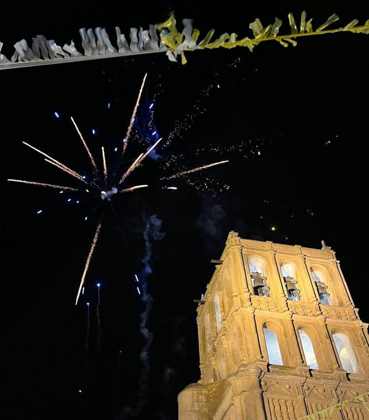 Con los «fuegos del Cristo» y la verbena en la plaza de la Iglesia comienza la festividad del Stmo Cristo del Rosario