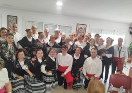 Grupo local Al-Magreaga acompañado por usuarios del Hogar de Mayores