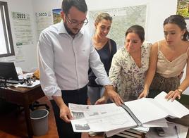 Alcalde de Hornachos y personal trabaja en dicho edificio