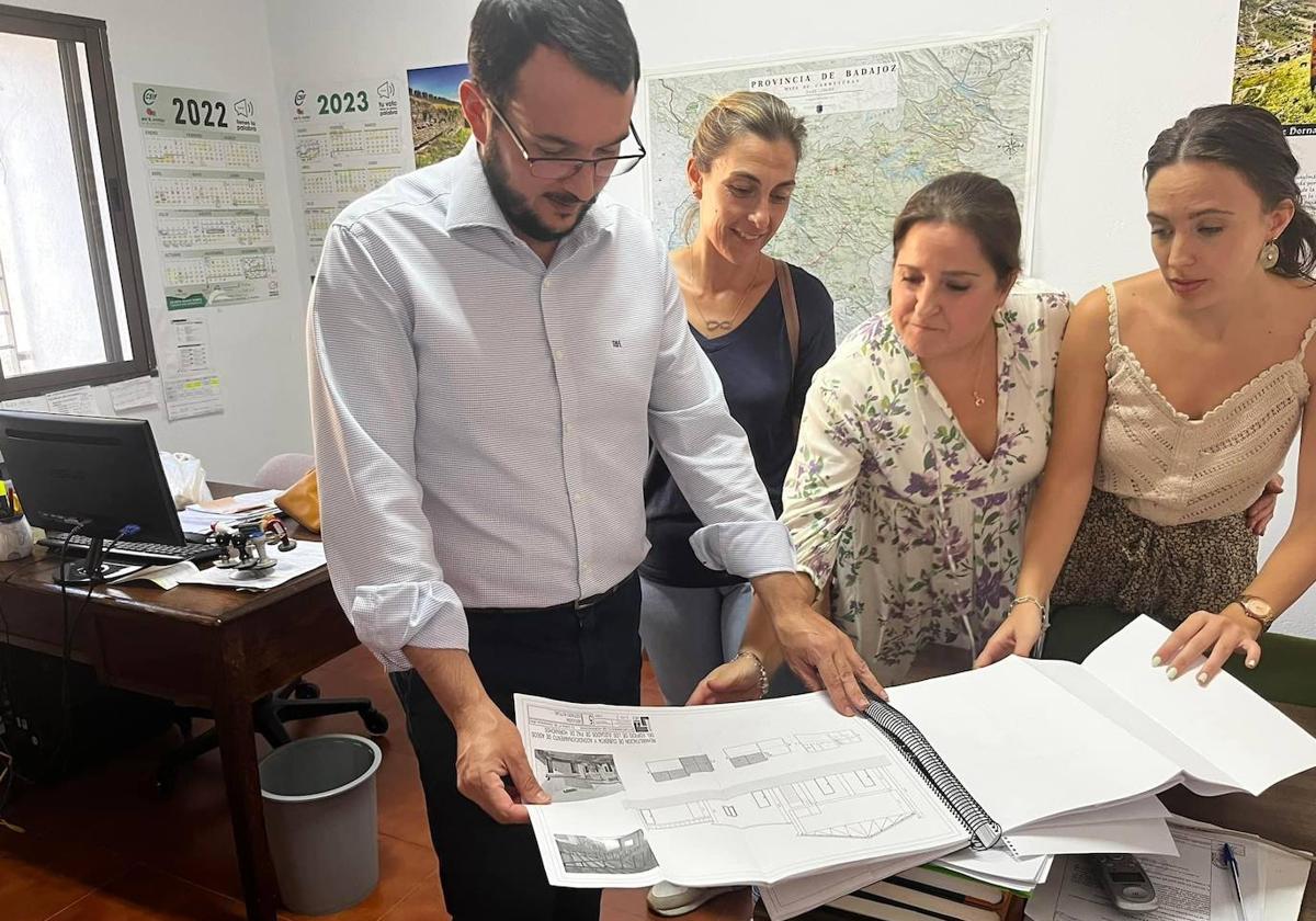Alcalde de Hornachos y personal trabaja en dicho edificio