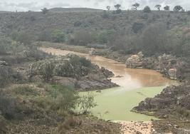 Presa de Los Molinos por la ctra de Llera