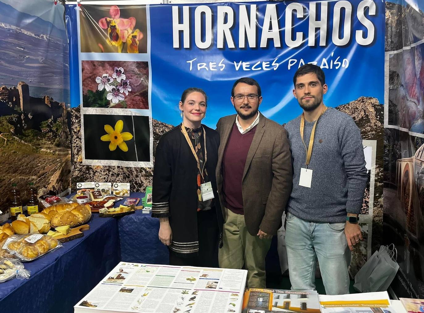 El stand del Ayuntamiento de Hornachos en FIO recibe numerosos visitantes que se sorprenden de todos los recursos que encierra «la Sierra Grande»