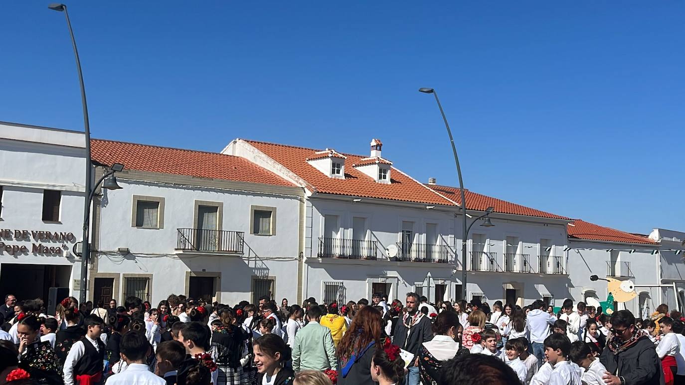 Alumnos del CEIP Ntra Señora de los Remedios participan en Ribera del Fresno en la clausura de la «Semana de Extremadura en la Escuela»