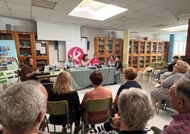 El «Proyecto Intergeneracional» del IES Los Moriscos recibe la visita de los compañeros de Canal Extremadura