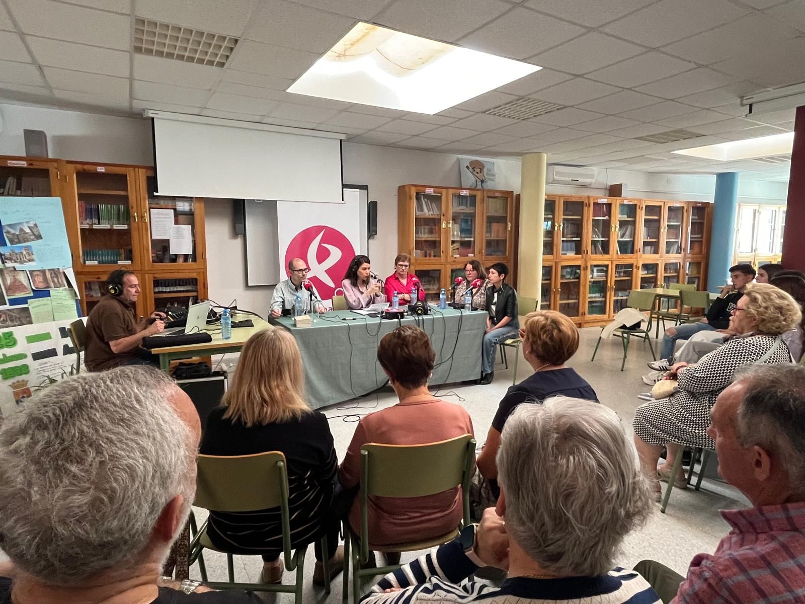 El «Proyecto Intergeneracional» del IES Los Moriscos recibe la visita de los compañeros de Canal Extremadura