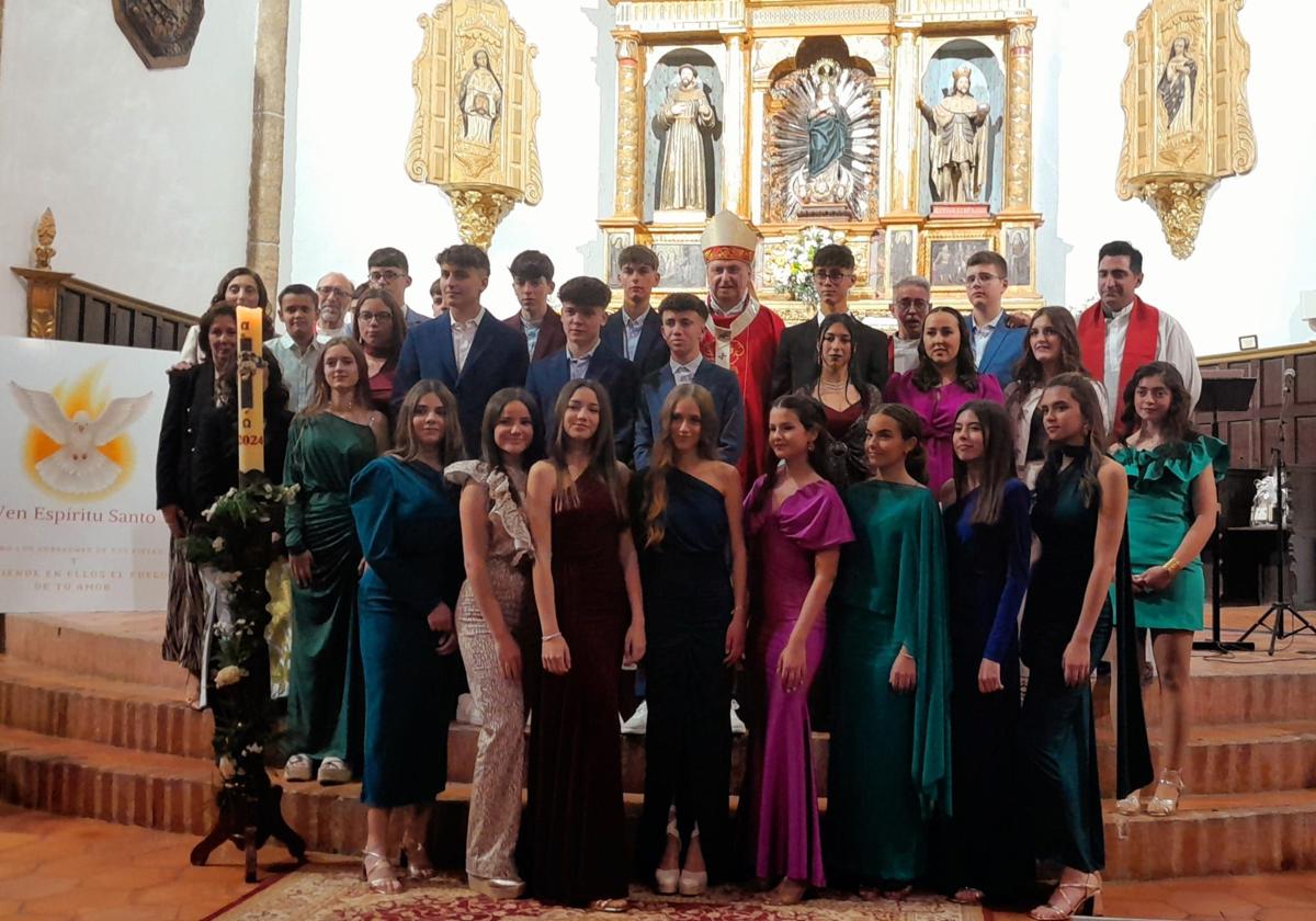 El arzobispo Don Celso Morga preside la celebración de la «Confirmación» de 25 jóvenes de la localidad