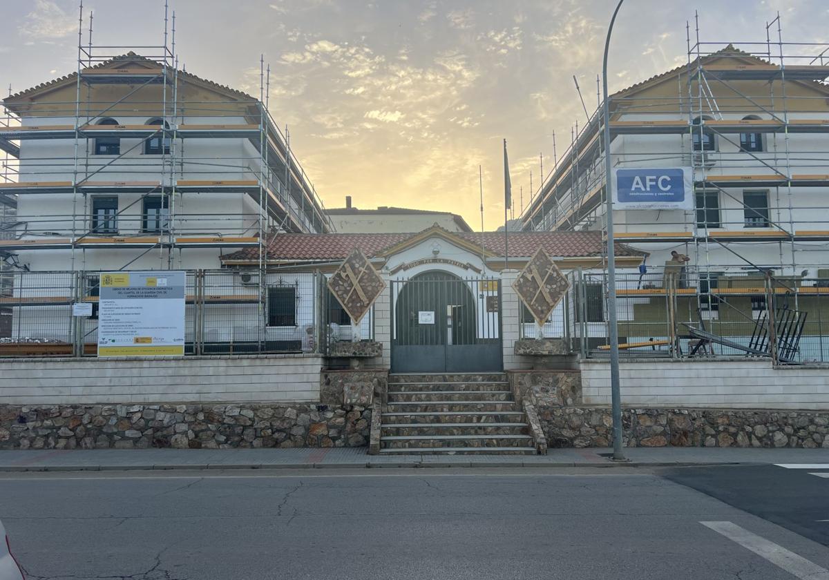 El Cuartel de la Guardia Civil de Hornachos acomete importantes obras de mejoras de eficiencia energética con una inversión prevista de 1.185.000 mil euros.