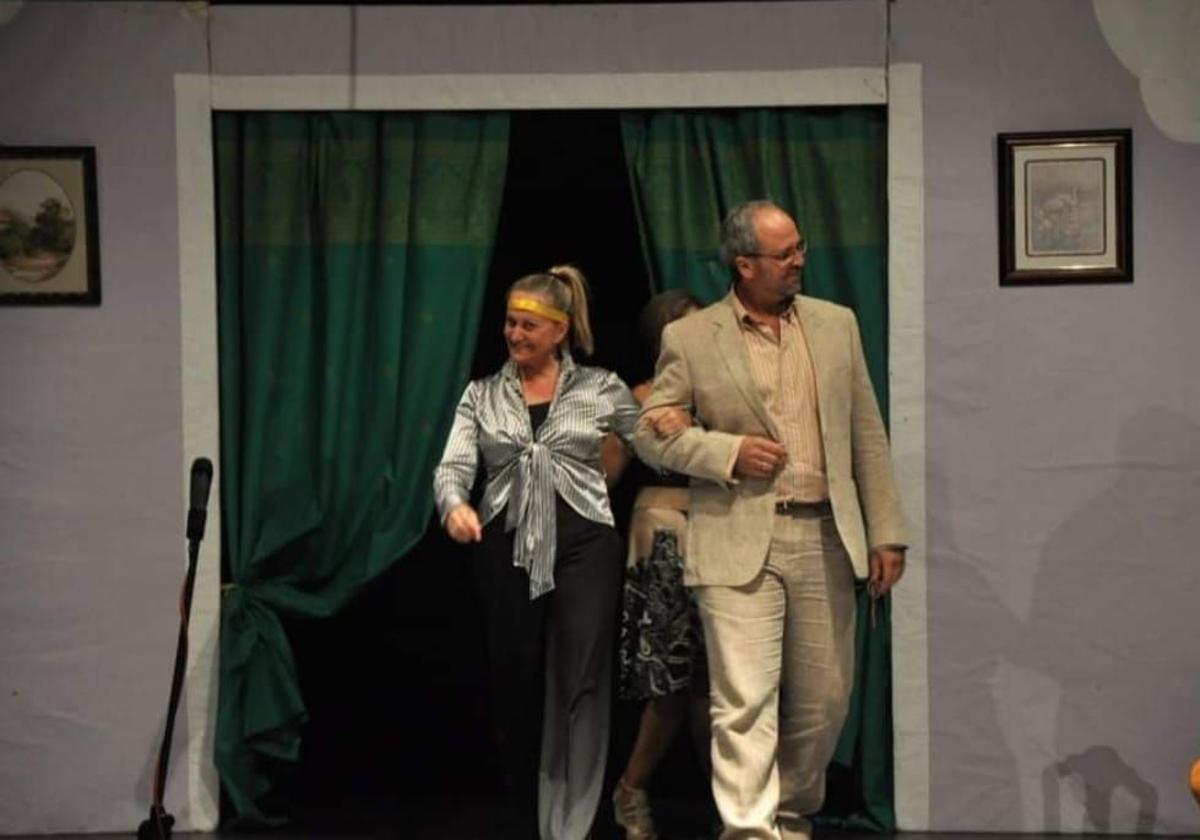 El grupo de teatro hornachego «El Buque Flavia» representará en el Auditorio Municipal la obra «Vaya par de Gemelas»