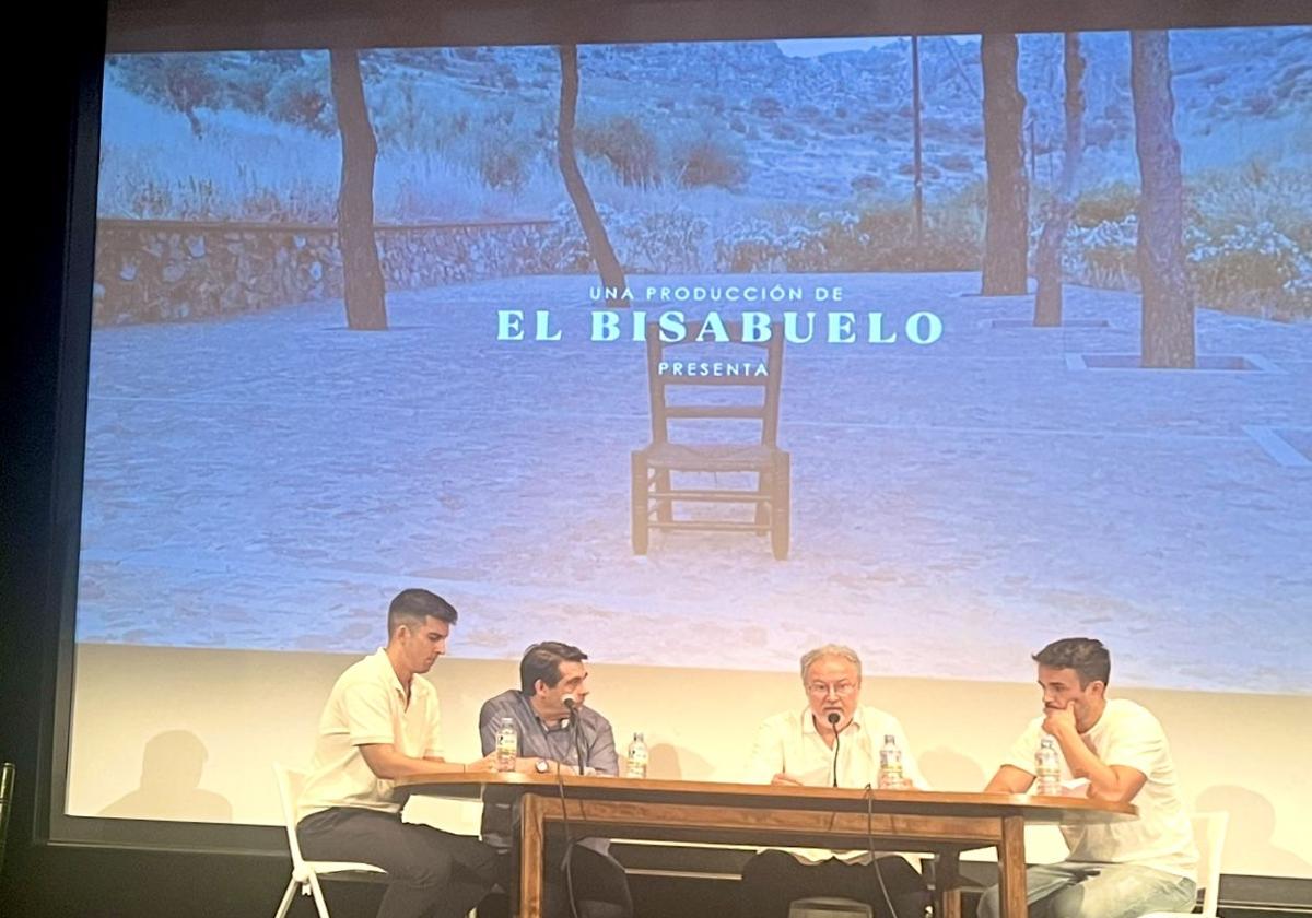 Un patio de butacas del Auditorio municipal lleno arropó a la familia Meneses Cadenas en la proyección en «gran formato» del documental «Donde estas, Francis» dirigido y realizado por el periodista José García Masero