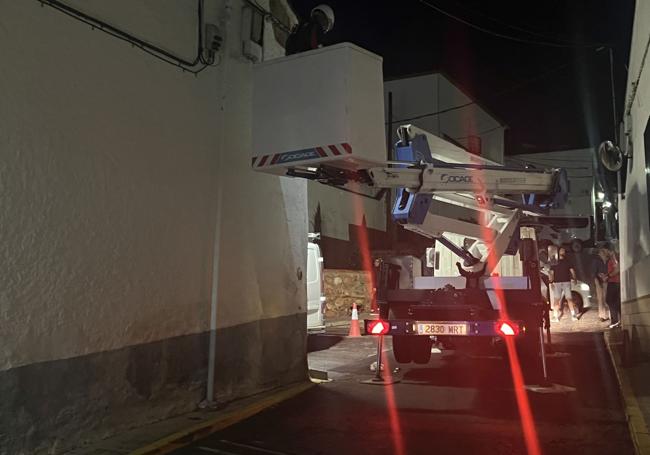 Personal de ENDESA trabajando para cortar el suministro a la calle