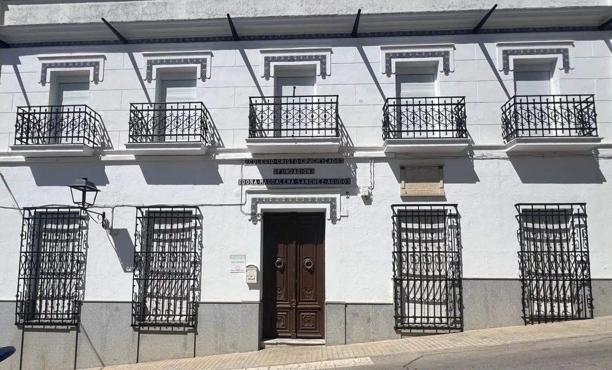 El pleno del Ayuntamiento acuerda por unanimidad la concesión del Escudo de Oro a las Hermanas Apostólicas de Cristo Crucificado por sus 50 años de presencia en la localidad