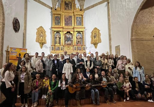 Sacerdotes, Hmnas, Coro y miembros de la Comunidad Parroquial