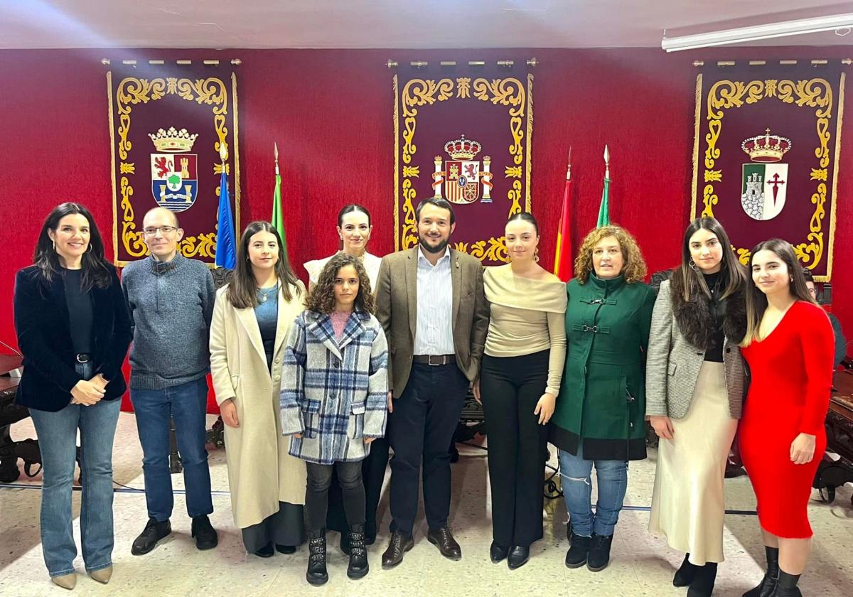 Alcalde, equipo directivo del IES «Los Moriscos» y alumn@s galardonados