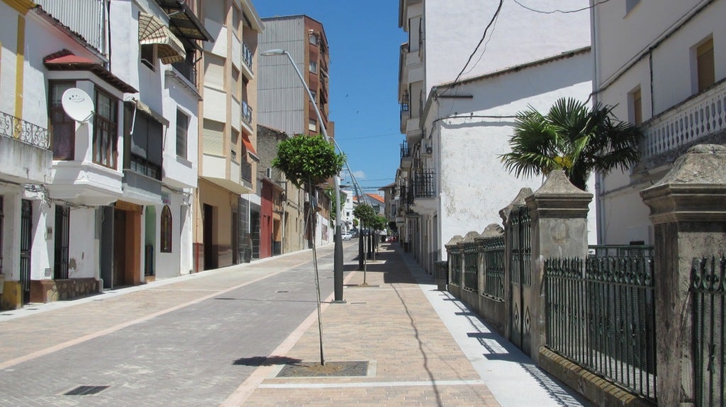 La avenida de Yuste remozada. 